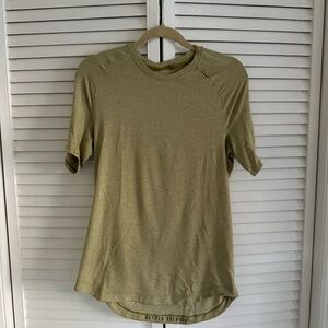 GUC Lululemon Men’s Shirt - Medium Curved Hem